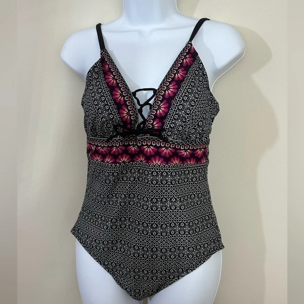 Kona Sol sz med swimsuit in a mini black/white print red print accent on front